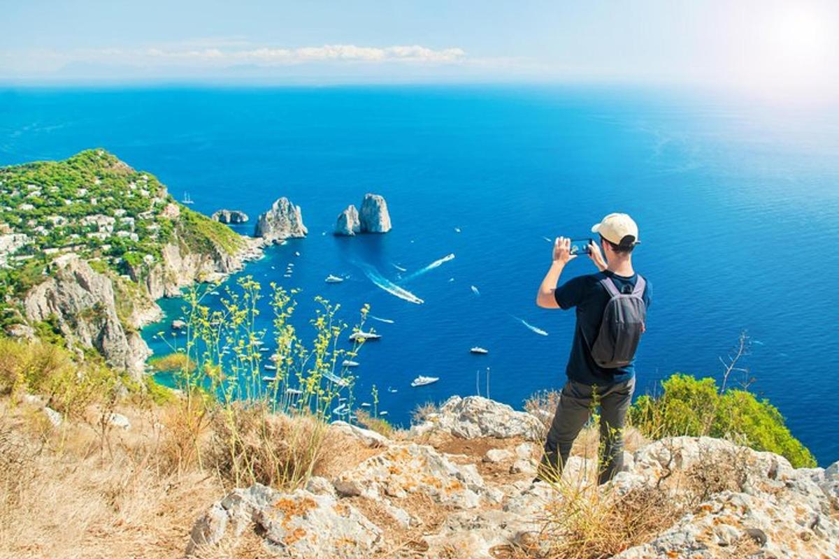 un home fent una foto de l'oceà