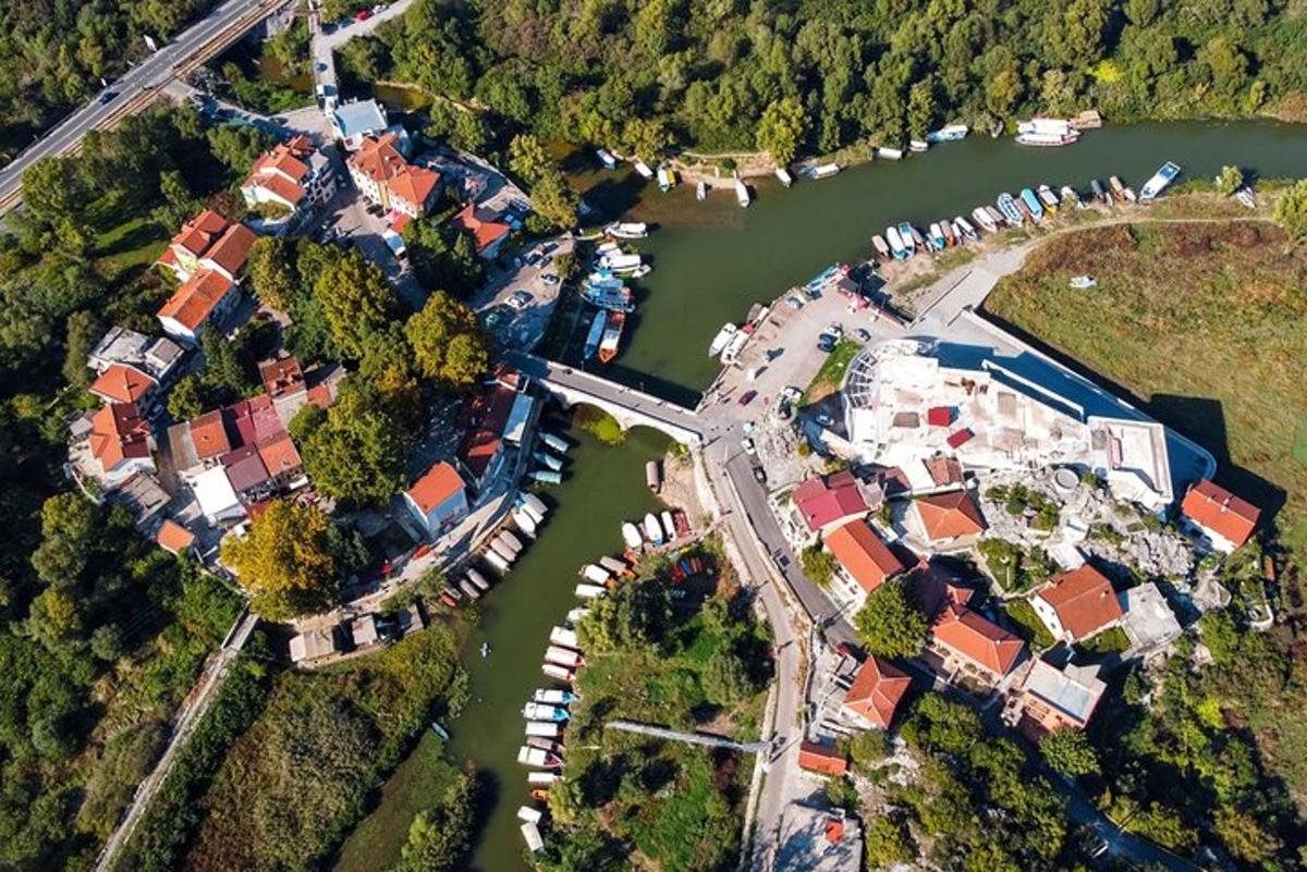uma vista aérea de um grupo de casas próximas a um rio