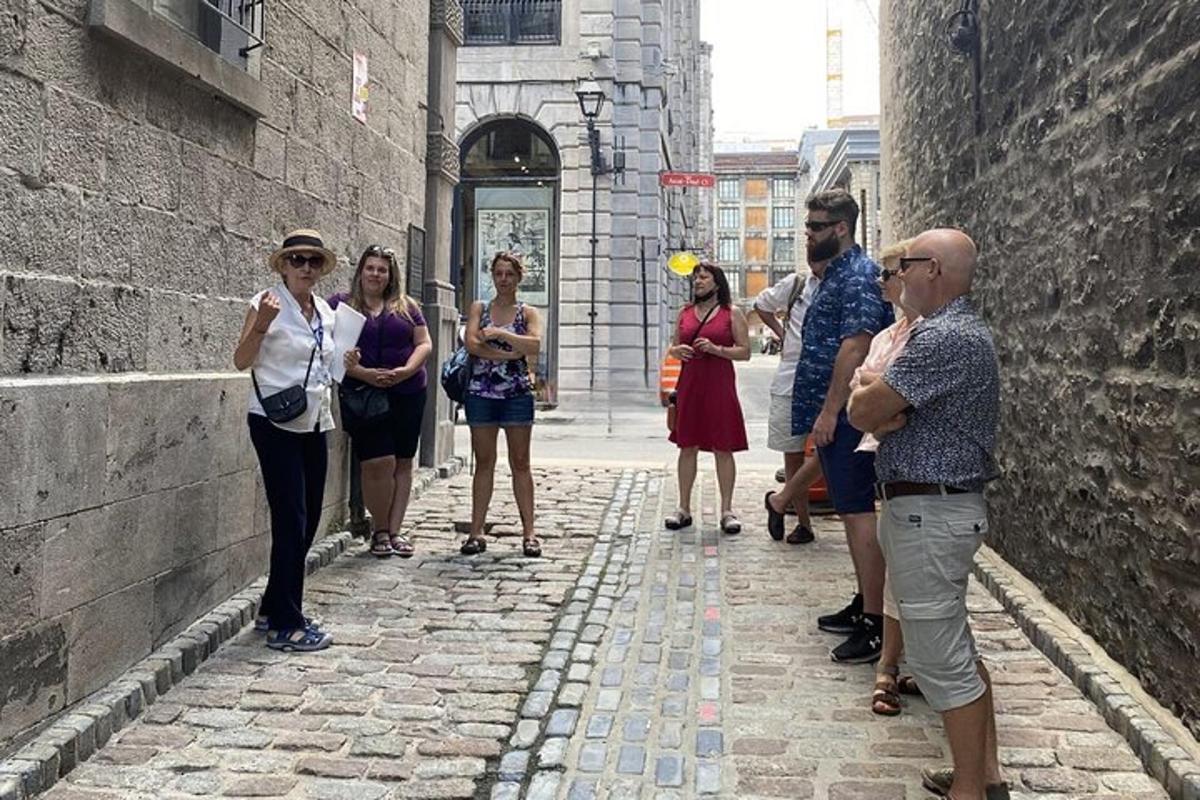 un grup de persones dempeus en un carreró