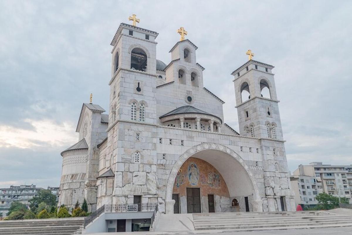 uma grande igreja com duas torres no topo