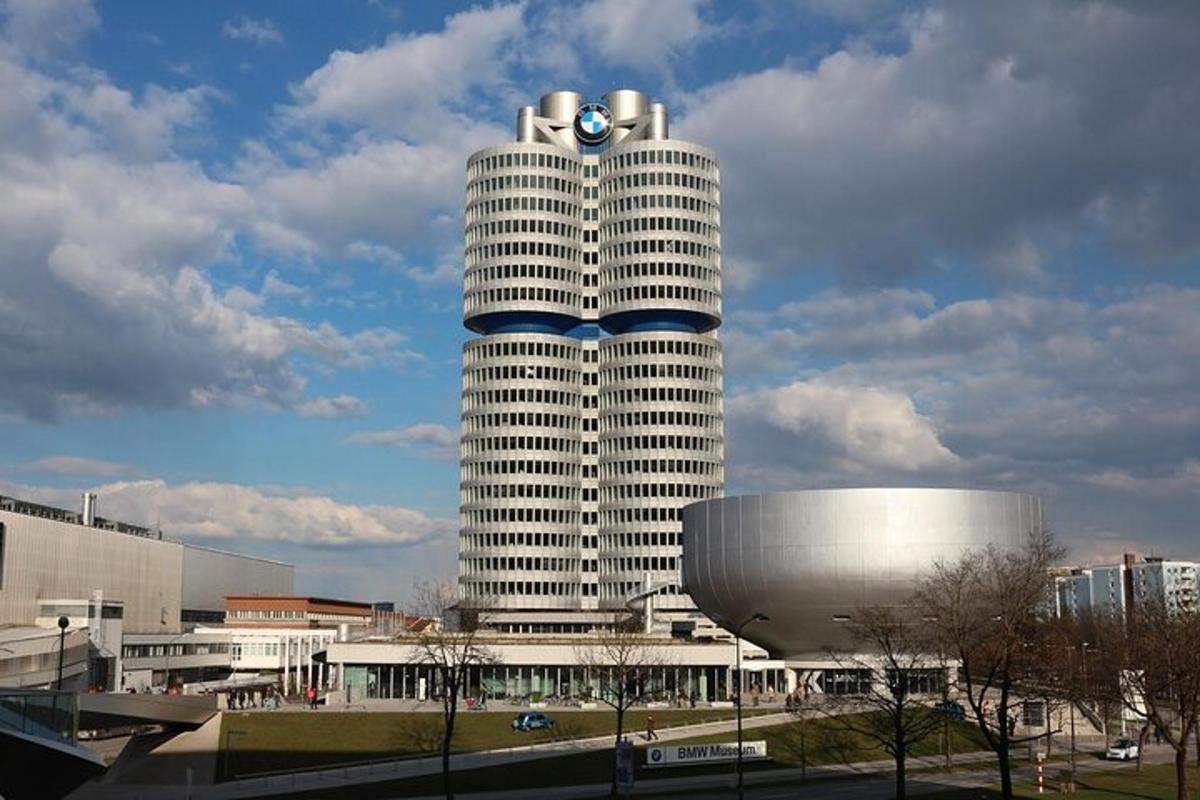 Un edificio alto y blanco con un embudo.