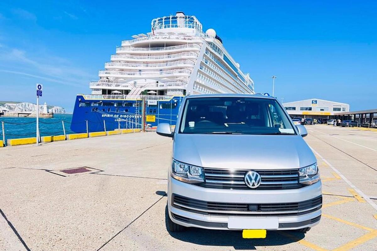 en varebil parkert foran et cruiseskip