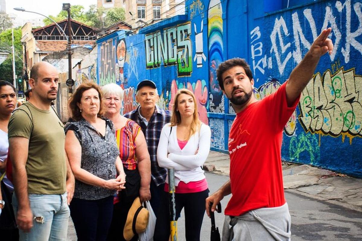 un gruppo di persone in piedi davanti a un muro