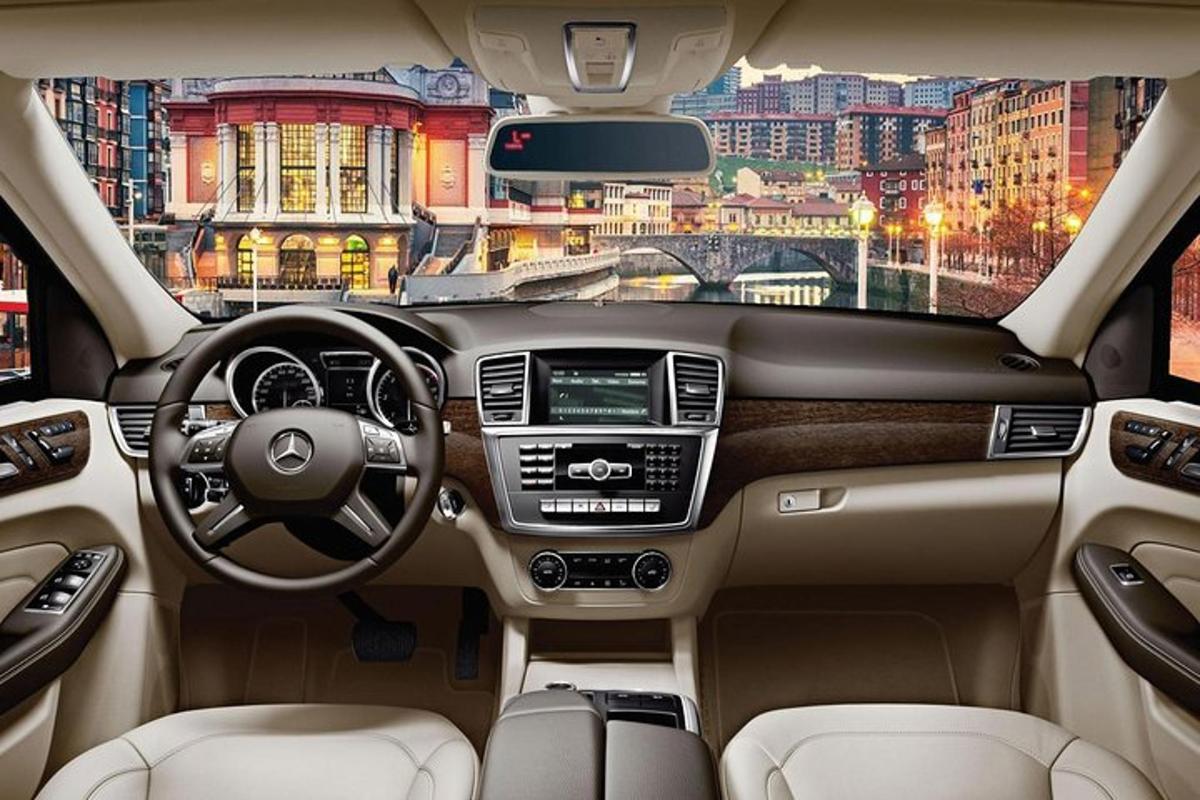 uma vista do interior do carro acedes benz