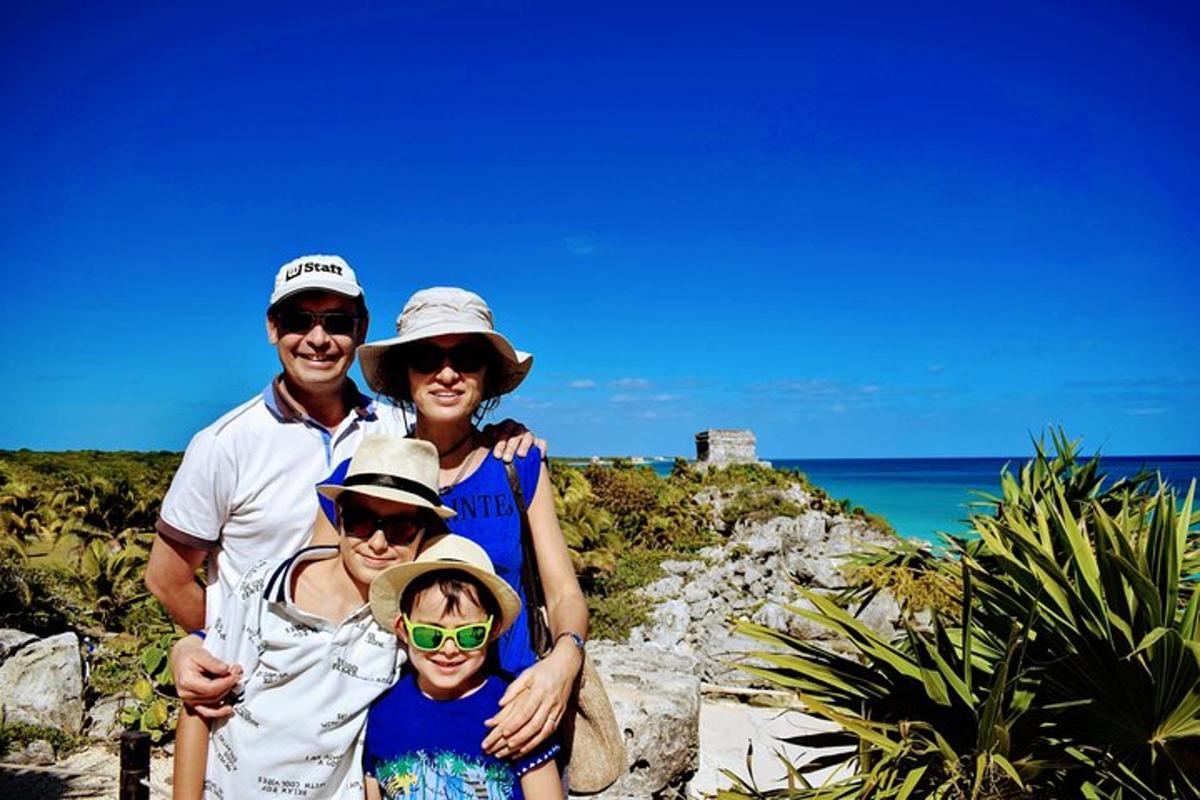 uma família posando para uma foto na praia