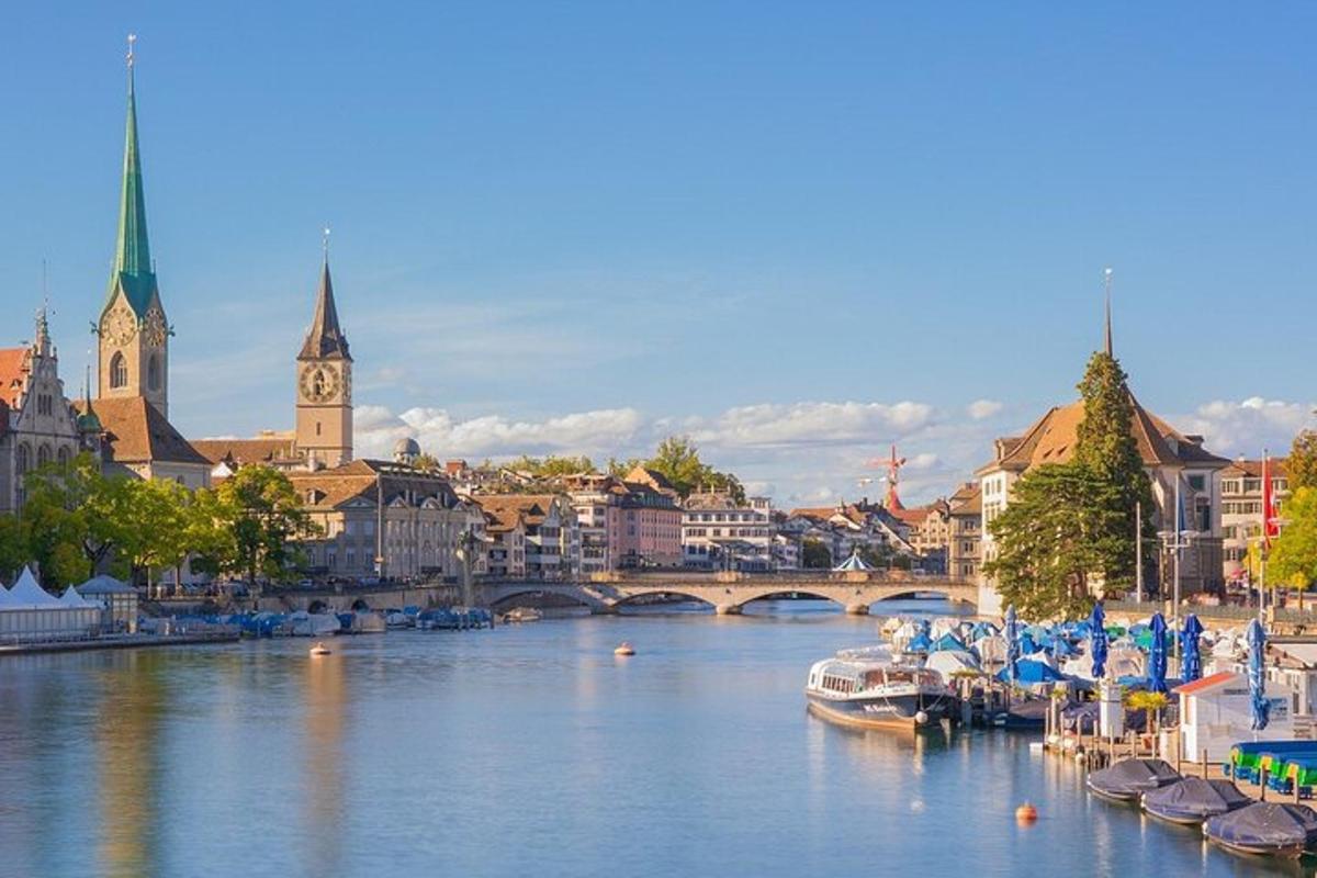 řeka s loděmi kotvícími ve městě s mostem