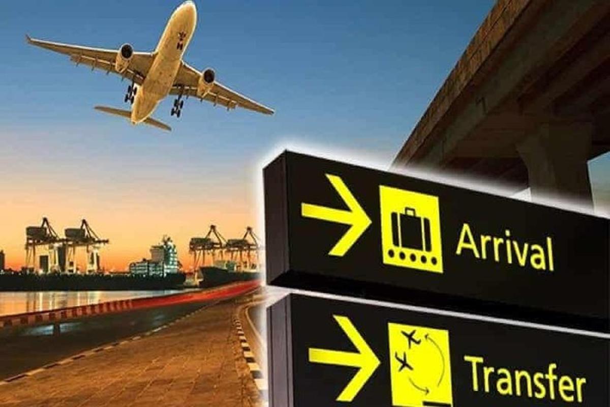 et fly flyr over en flyplass med et skilt