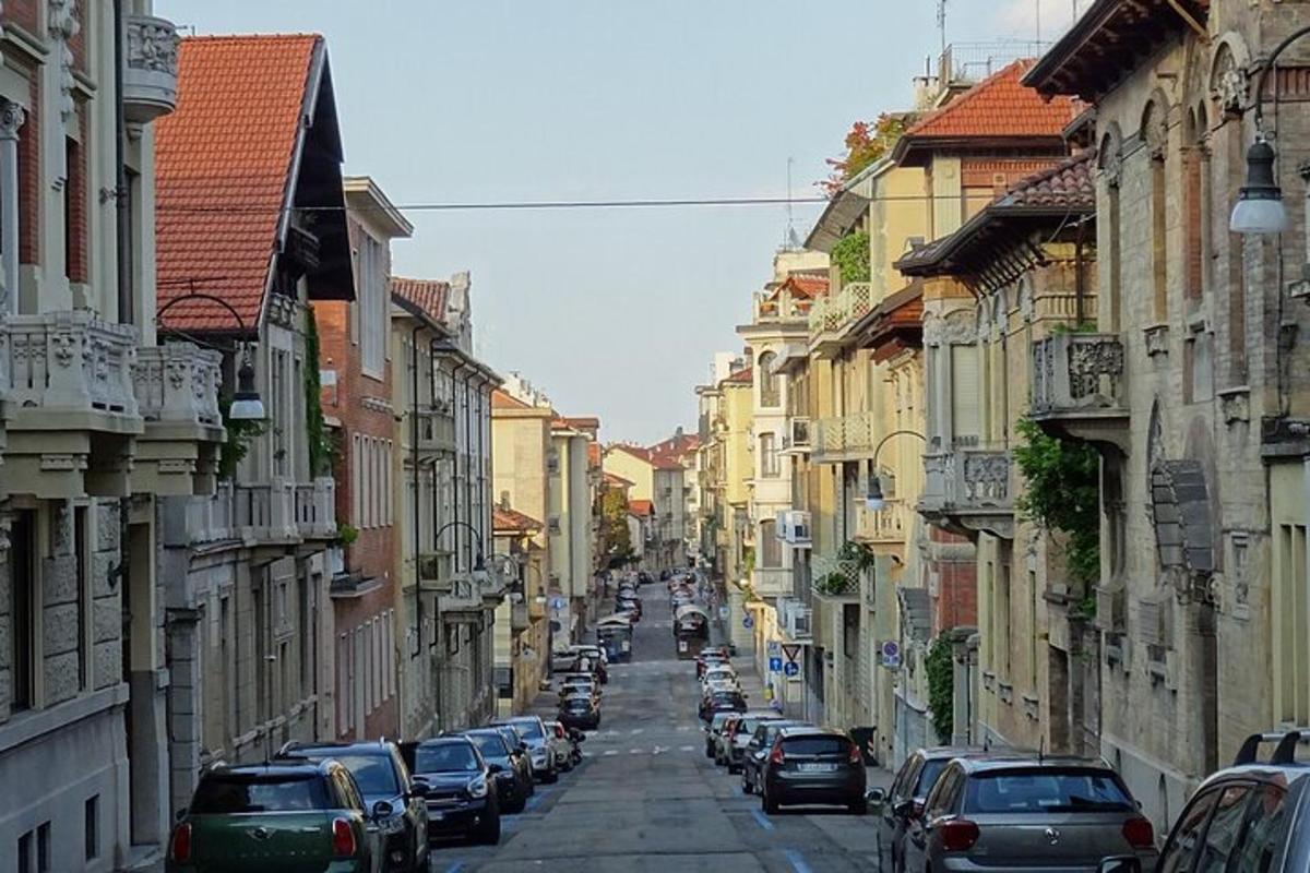 una strada cittadina con auto parcheggiate sulla strada