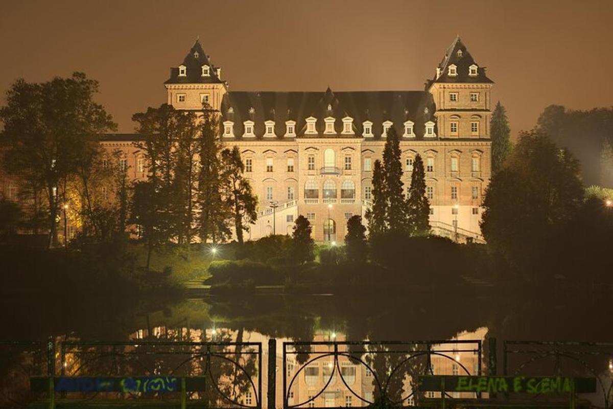 un grande edificio con un riflesso nell'acqua di notte