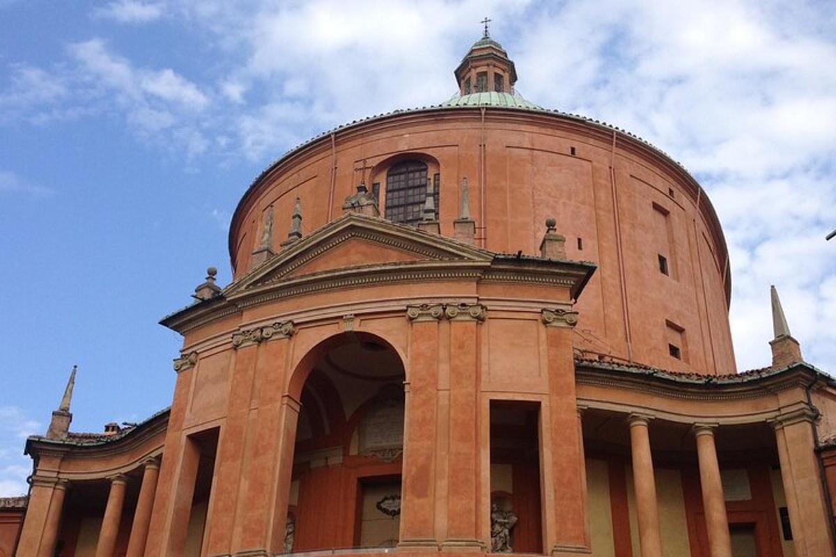 un grande edificio in mattoni con una cupola in cima