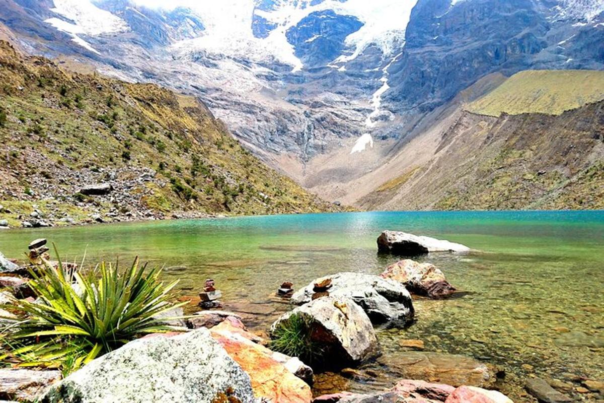 horské jezero s lidmi sedícími na skalách