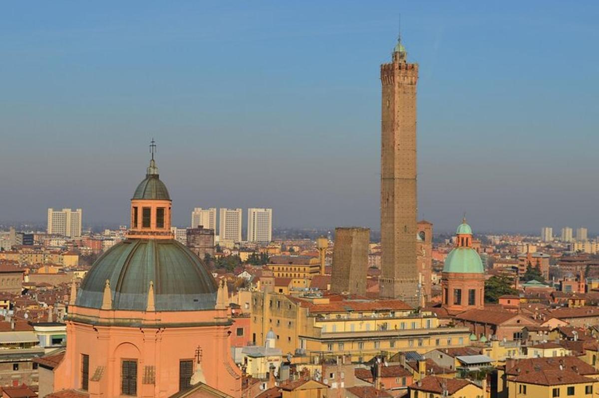 una vista di una città con edifici e un'alta torre