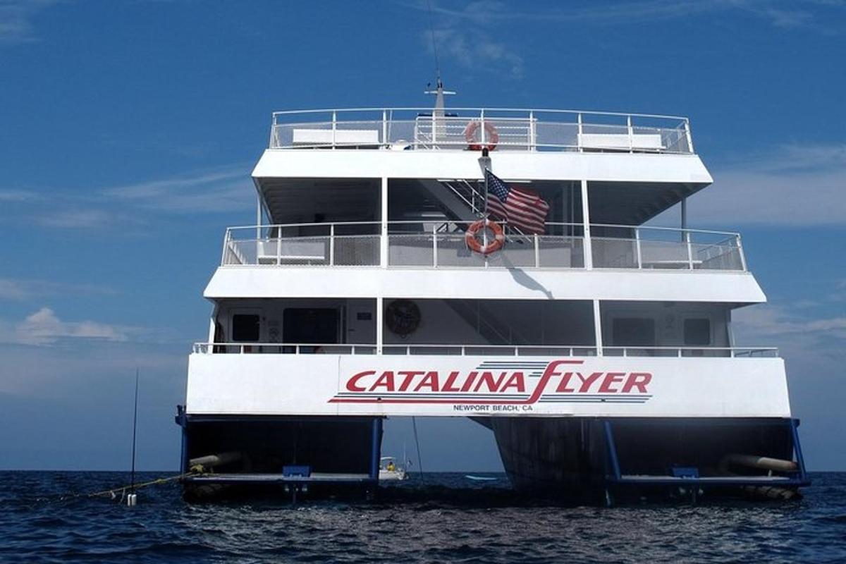o barcă mare în apă cu un steag american