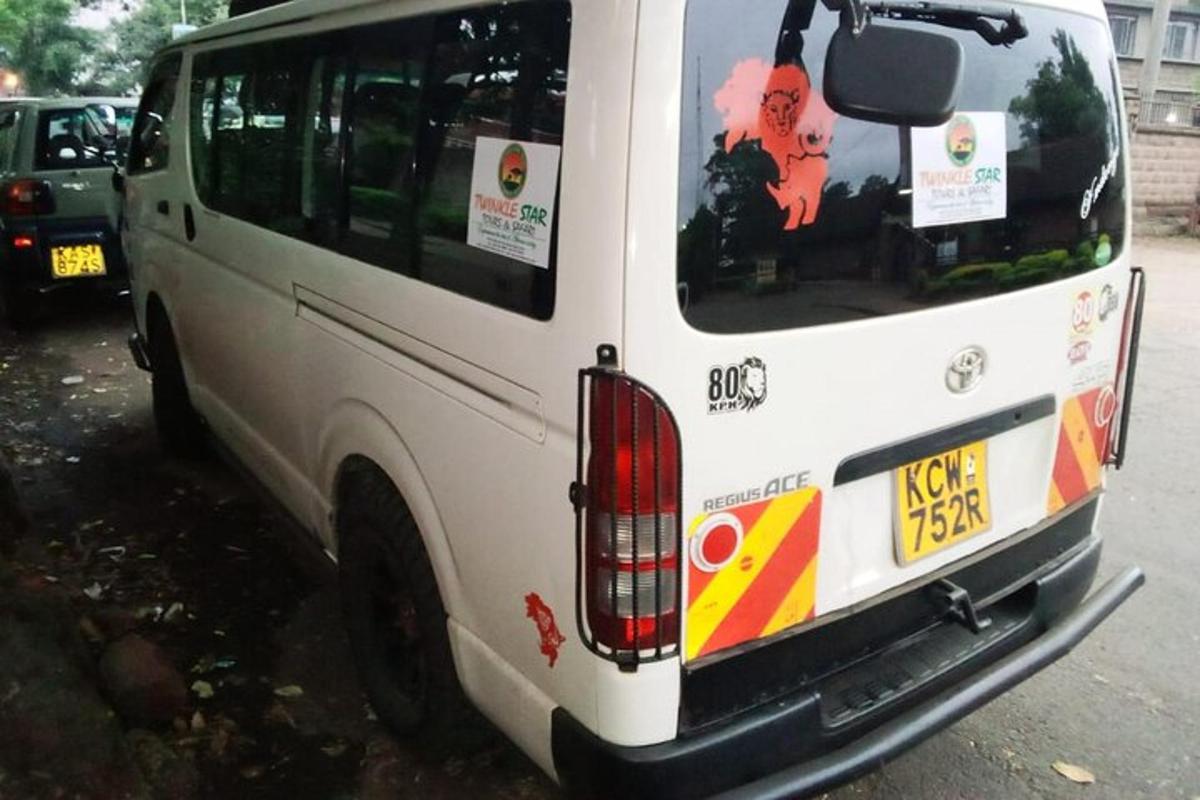 un autobus bianco è parcheggiato in un parcheggio