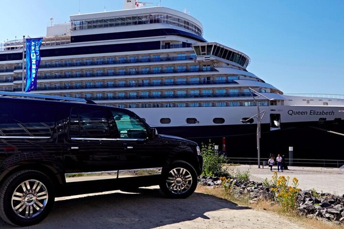 ein schwarzer Lastwagen, der vor einem Kreuzfahrtschiff geparkt ist