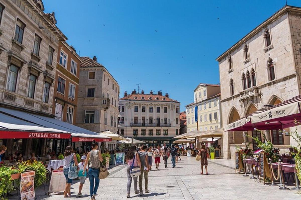 skupina lidí jdoucích po městské ulici