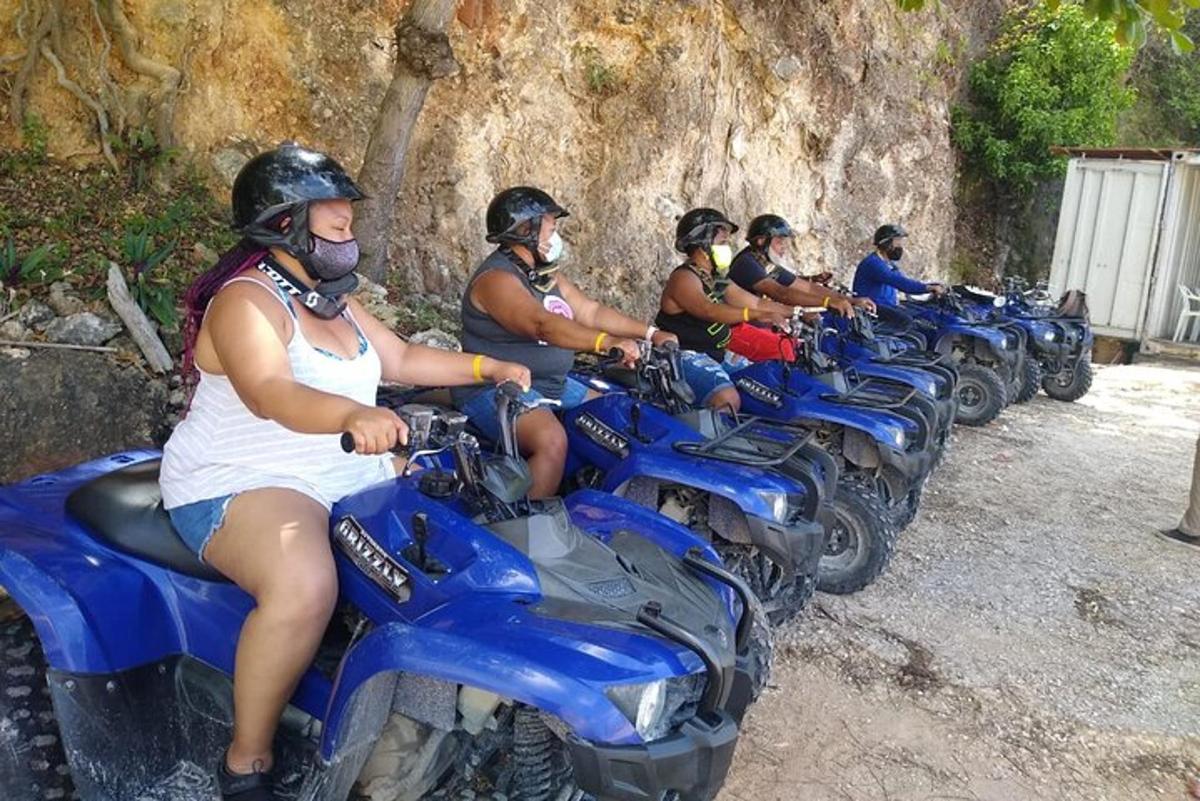 sekelompok orang di atas sepeda motor yang diparkir di samping tembok