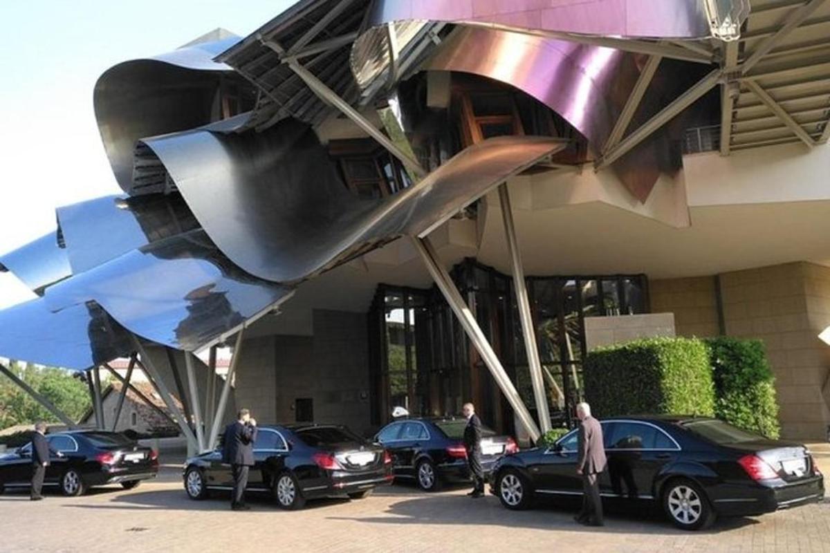 um grupo de carros estacionados em frente a um prédio