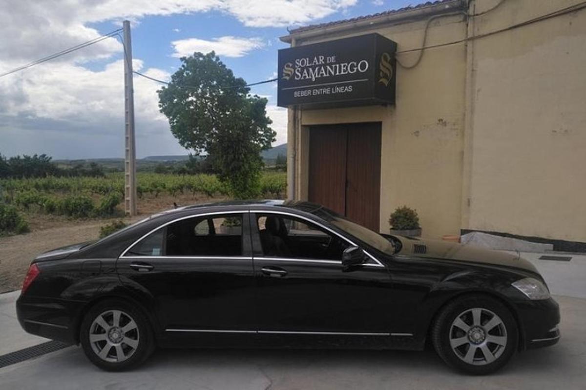 un'auto nera parcheggiata davanti a un edificio