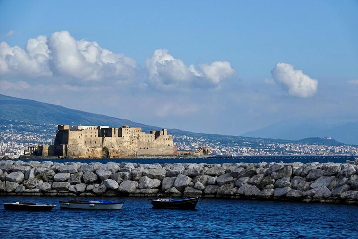 ein Schloss im Wasser mit Booten im Wasser