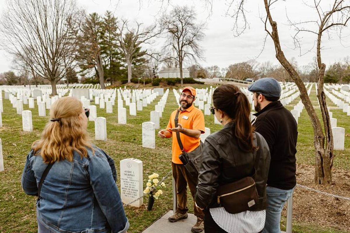 un grup de oameni care stăteau într-un cimitir