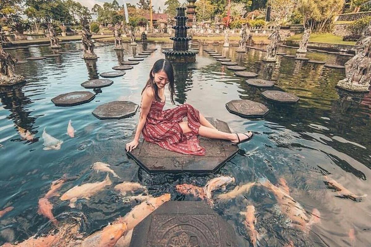 uma mulher sentada na água de uma fonte