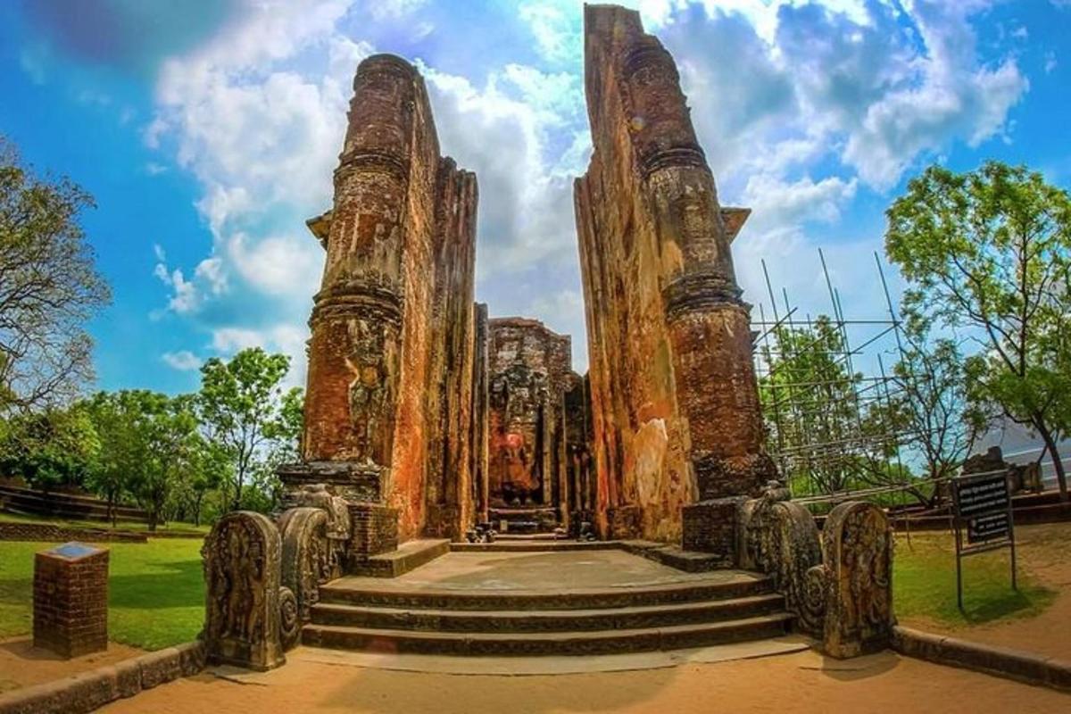 pargis asuv sammastega tempel