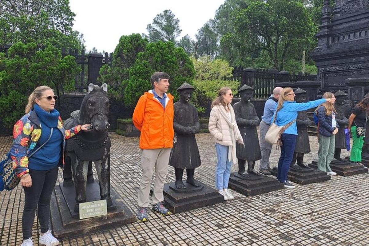 un gruppo di persone in piedi attorno a una statua di un cavallo