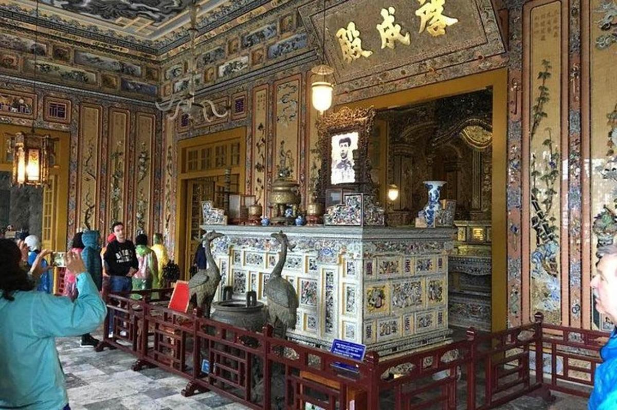 建物内の彫像の写真を撮っている人々のグループ