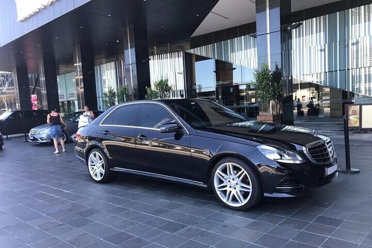 must auto pargitud hoone ette