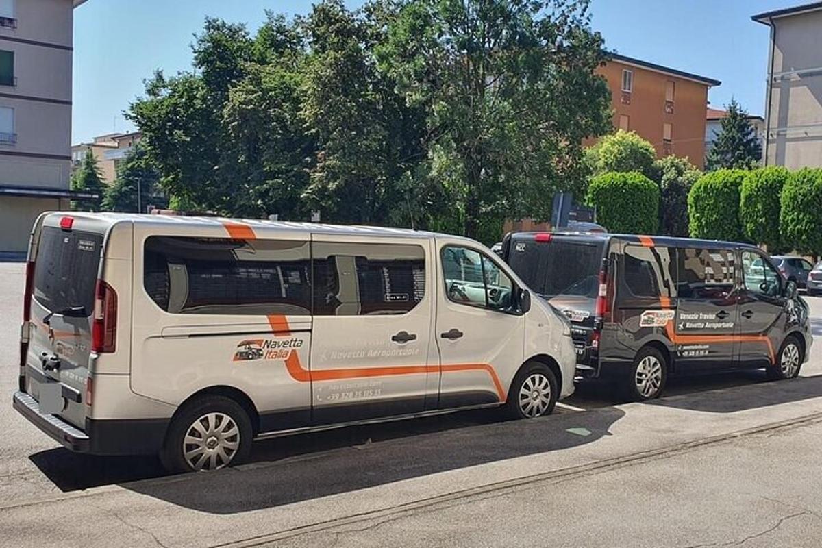 kaks valget kaubikut pargitud parklas
