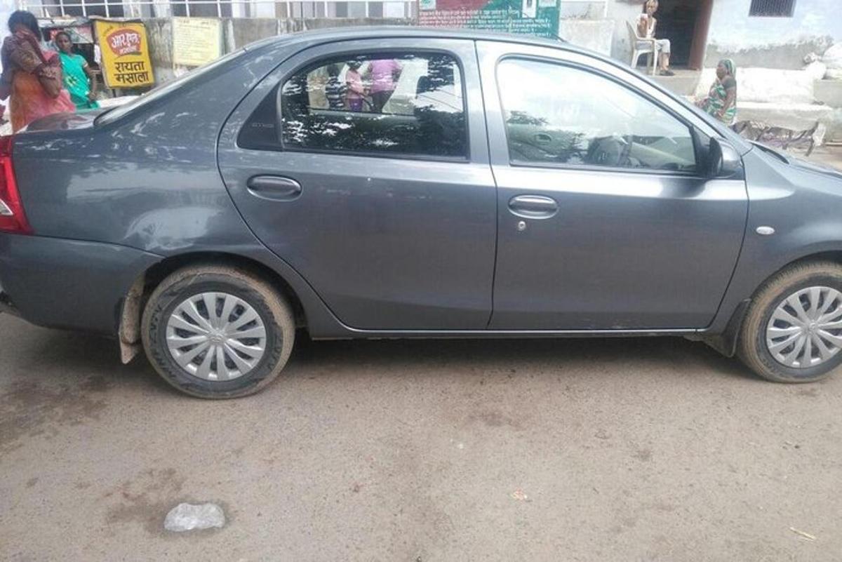 malé modré auto zaparkované na parkovišti