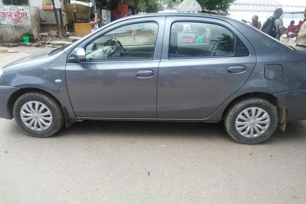 malé modré auto zaparkované na kraji ulice