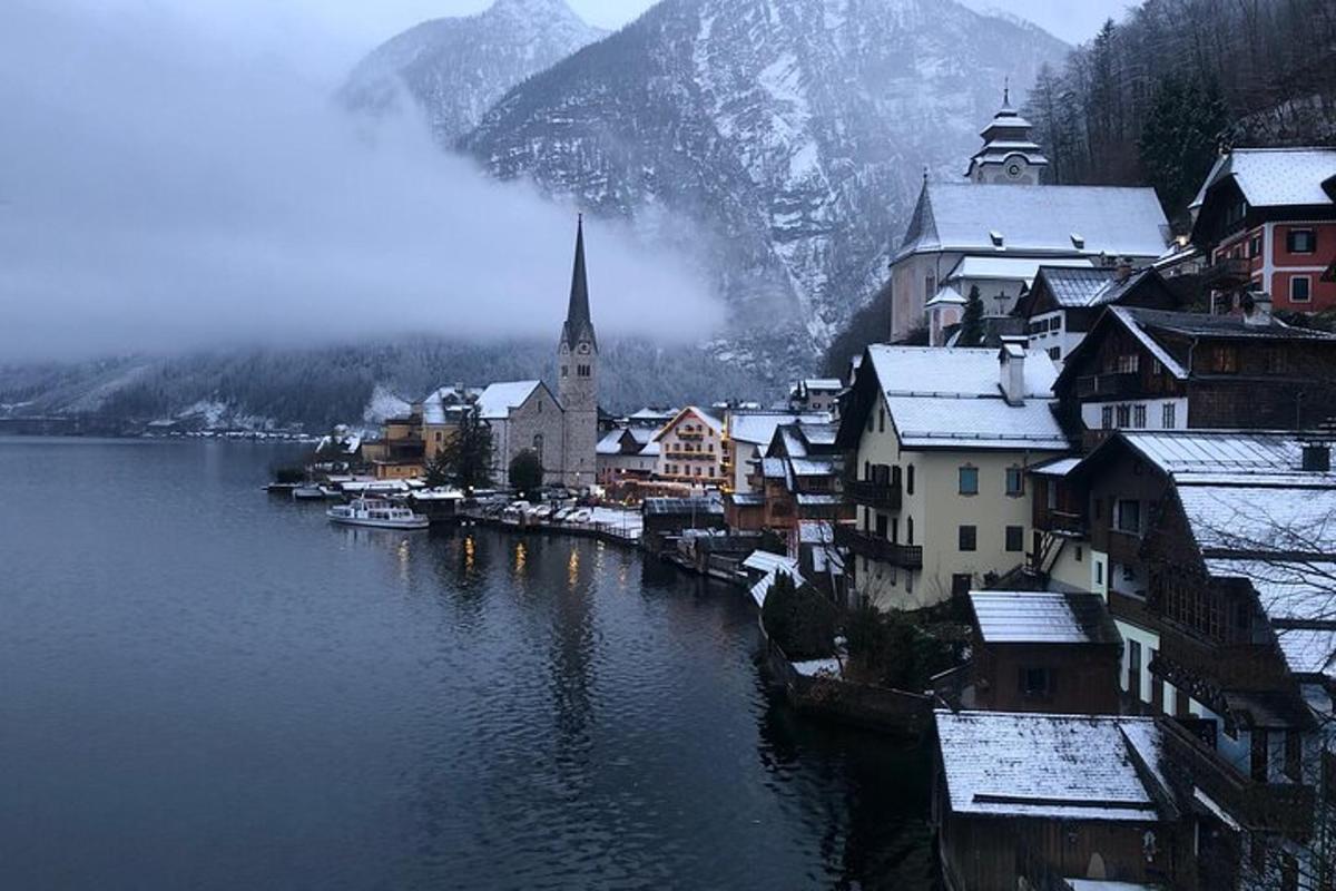 uma pequena cidade na água com edifícios cobertos de neve