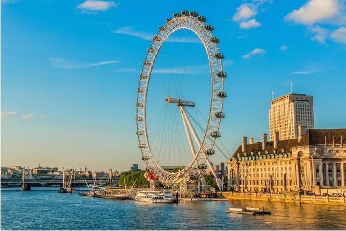 sebuah roda ferris yang besar di sebuah bandar bersebelahan dengan air