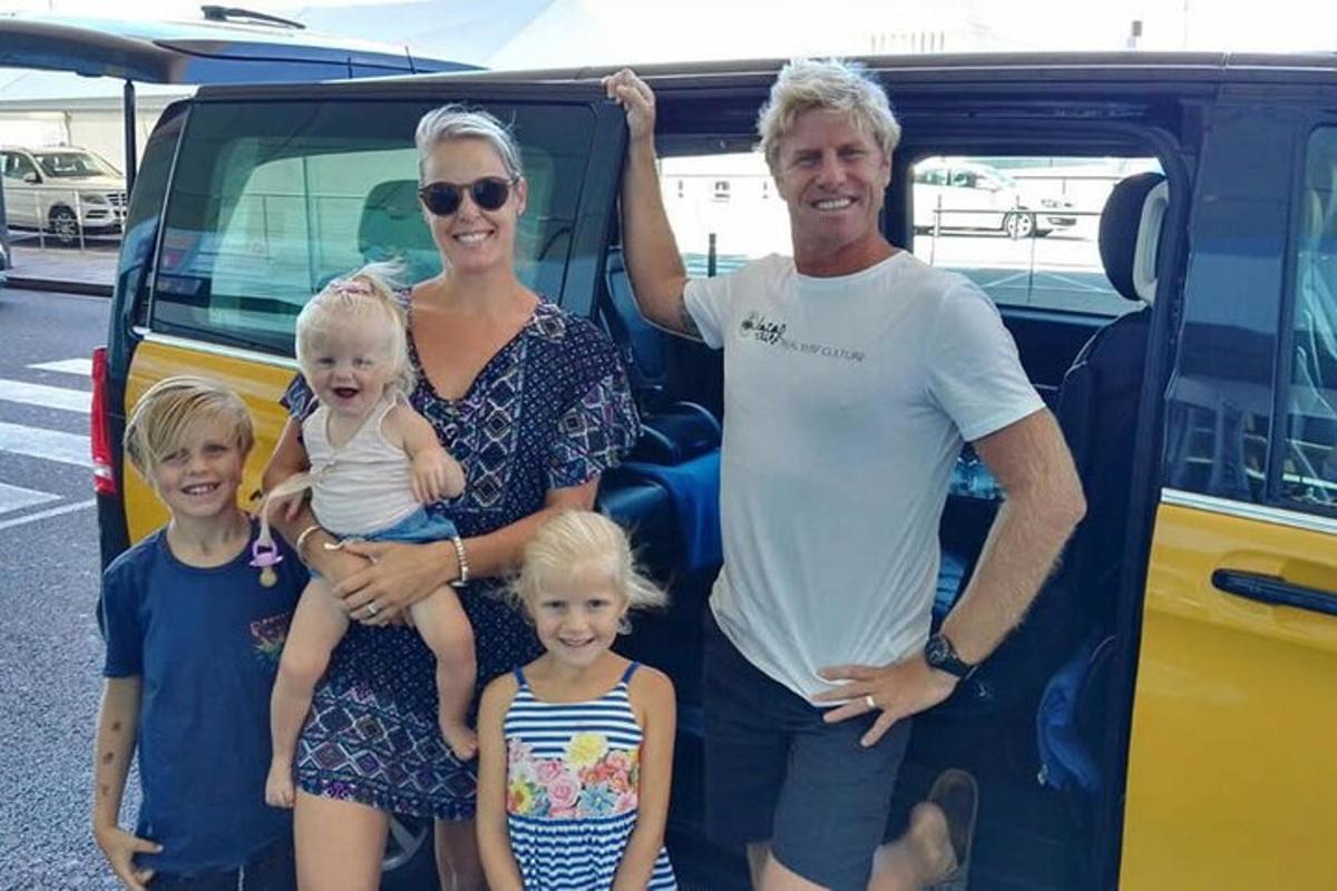 una famiglia posa davanti a un furgone