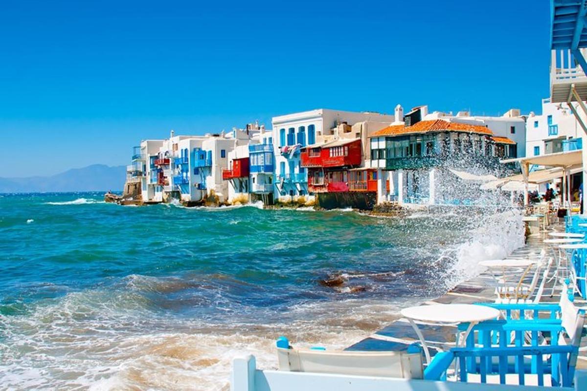 una spiaggia con sedie, edifici e l'oceano