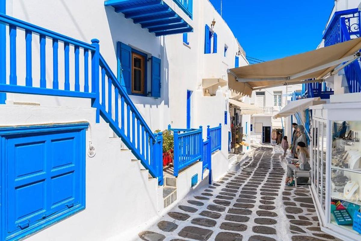 Ένας στενός δρόμος με μπλε πόρτες σε άσπρα κτίρια