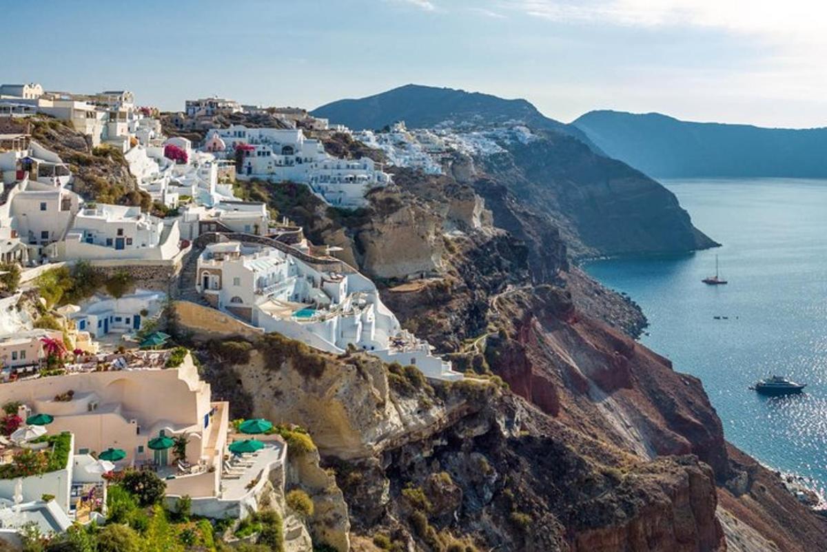 μια εναέρια άποψη ενός χωριού στην πλαγιά ενός βουνού