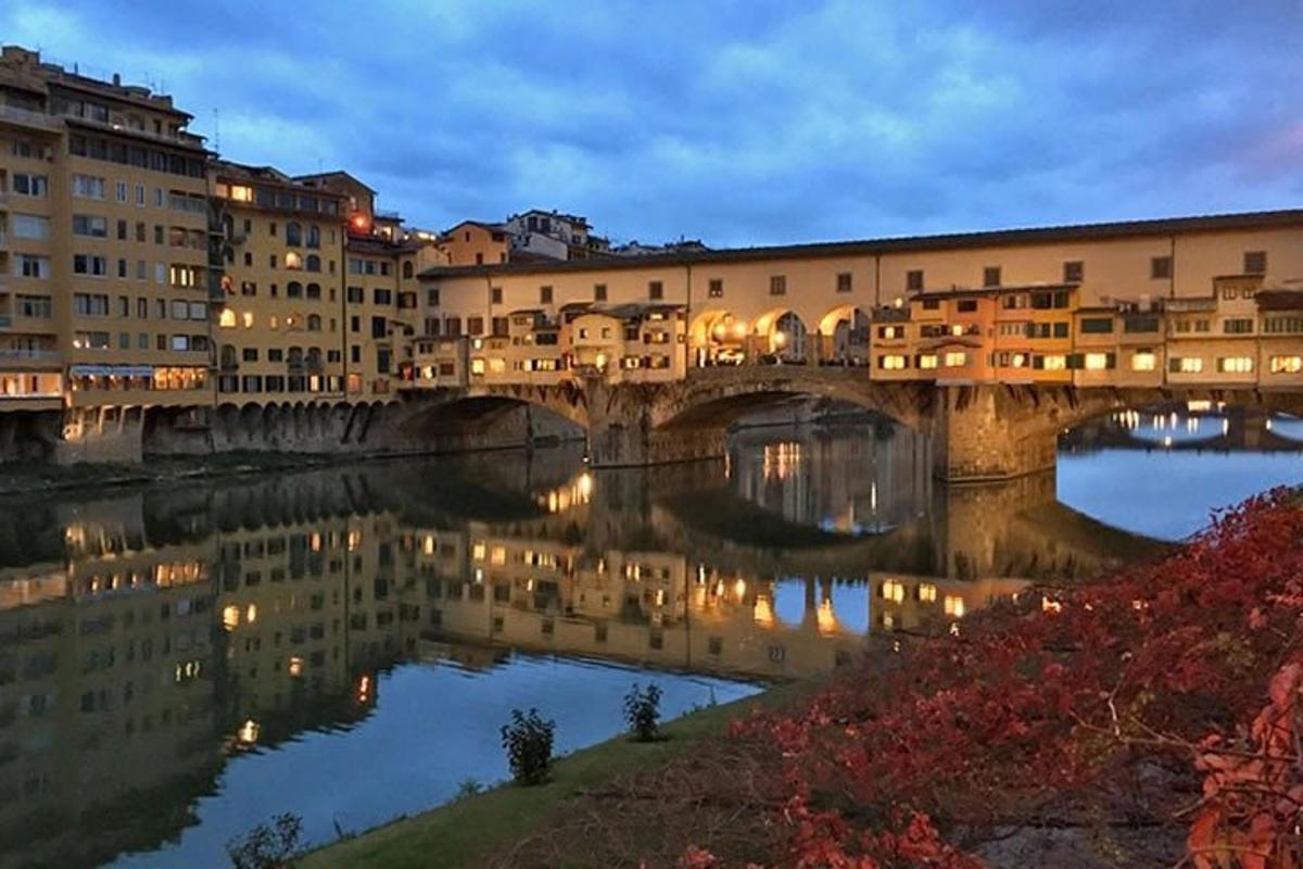 un ponte sopra un fiume in una città di notte