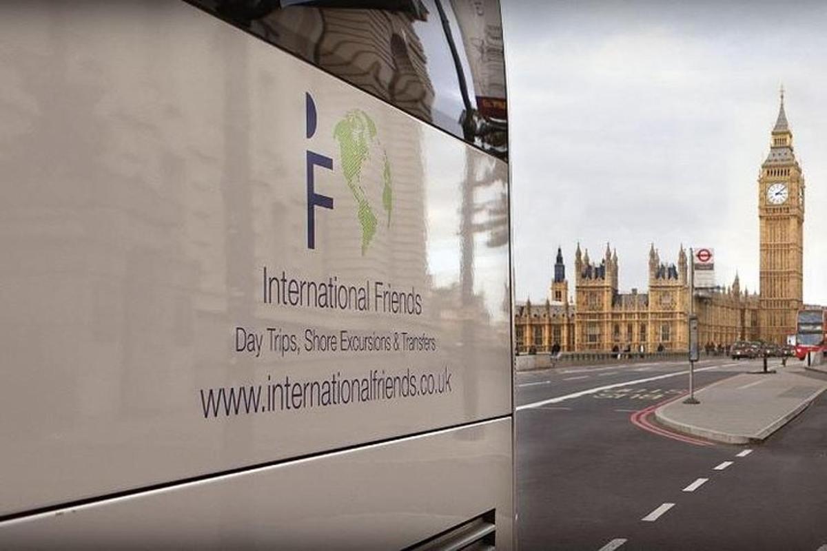 un cartello sul lato di un autobus di fronte al Big Ben