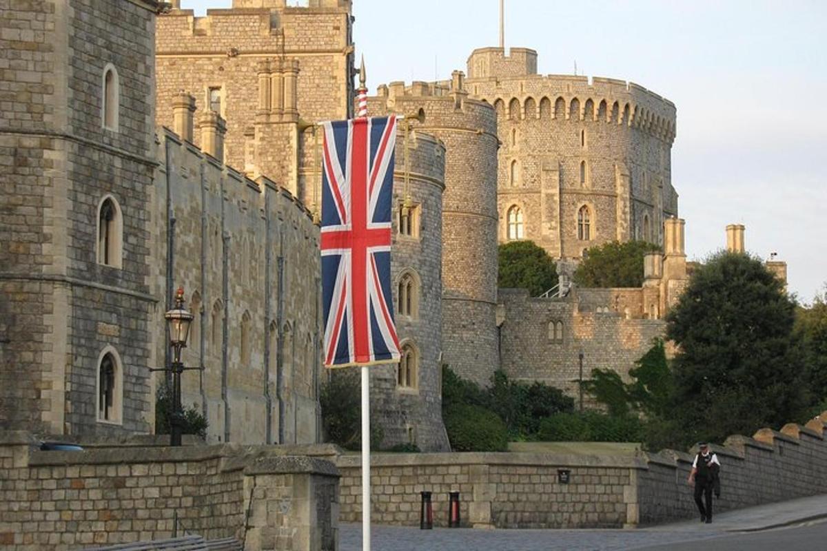 una bandiera britannica su un palo di fronte a un castello