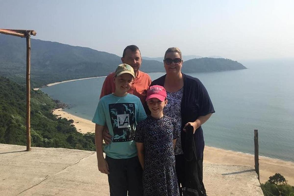skupina lidí stojící na vrcholu hory