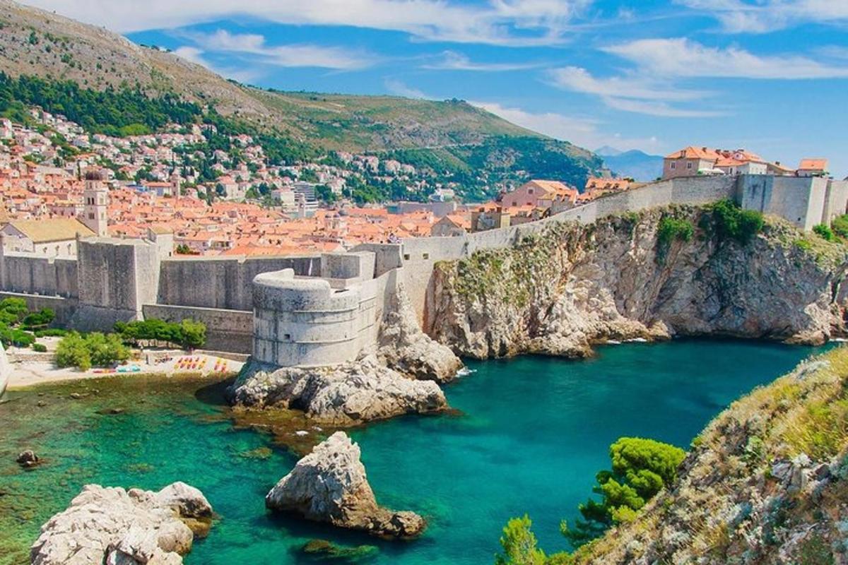 pogled na reko z mestom v ozadju