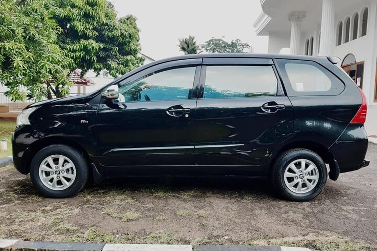 černé auto zaparkované před budovou