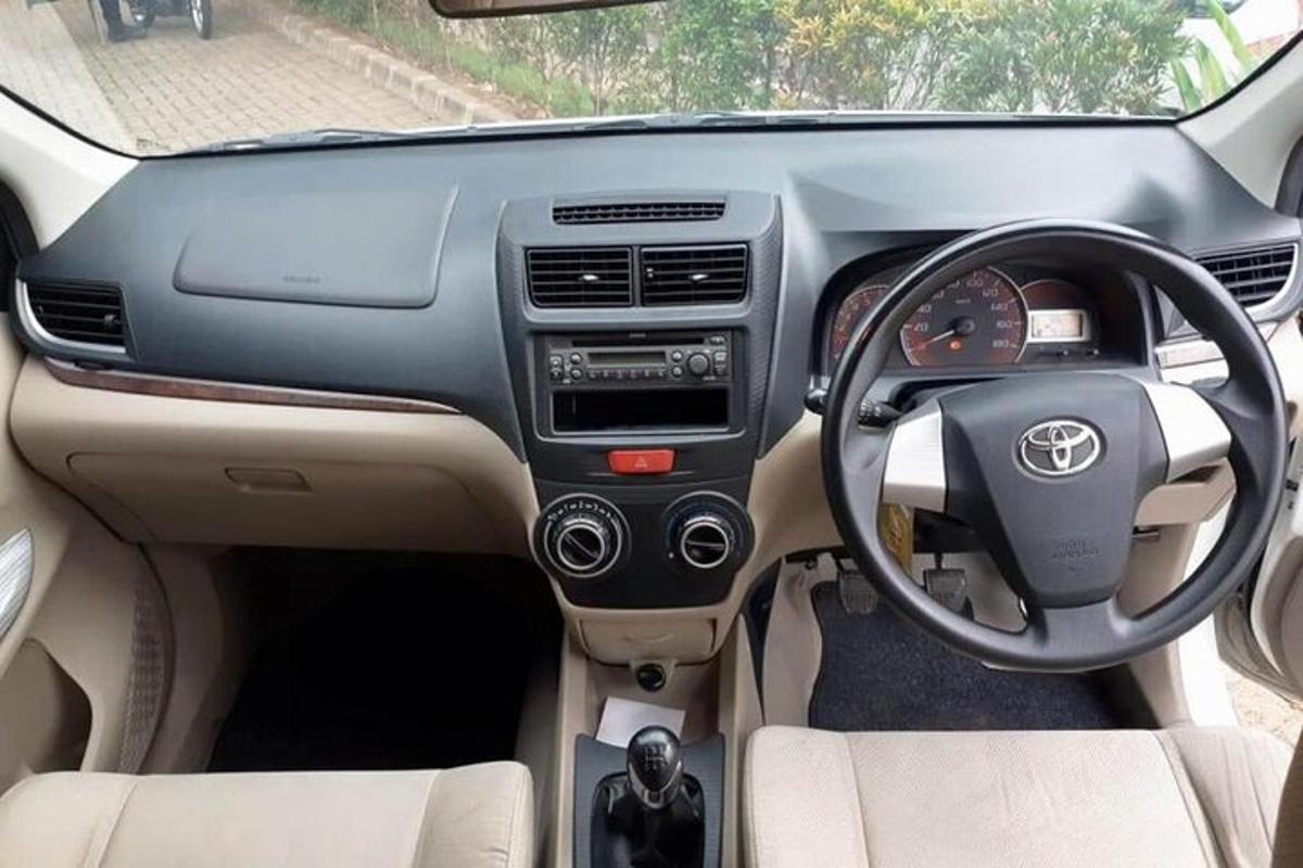 pohled na palubní desku vozu Toyota