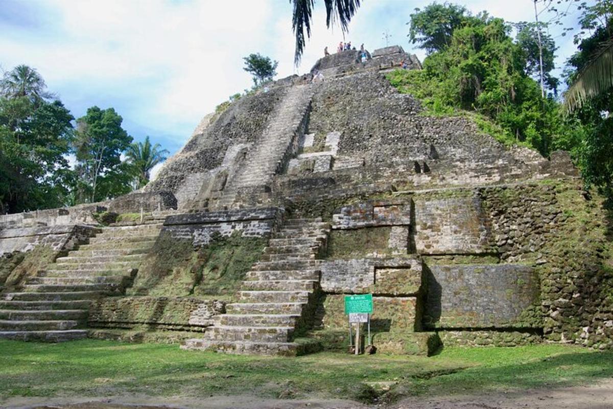 uma pirâmide nas ruínas maias