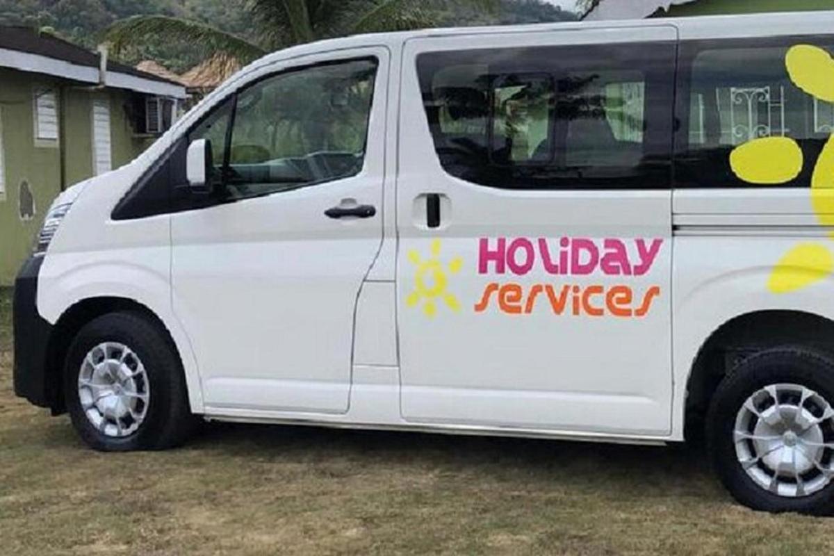 bílá dodávka s cedulí s nápisem „sváteční reverzní doprava“
