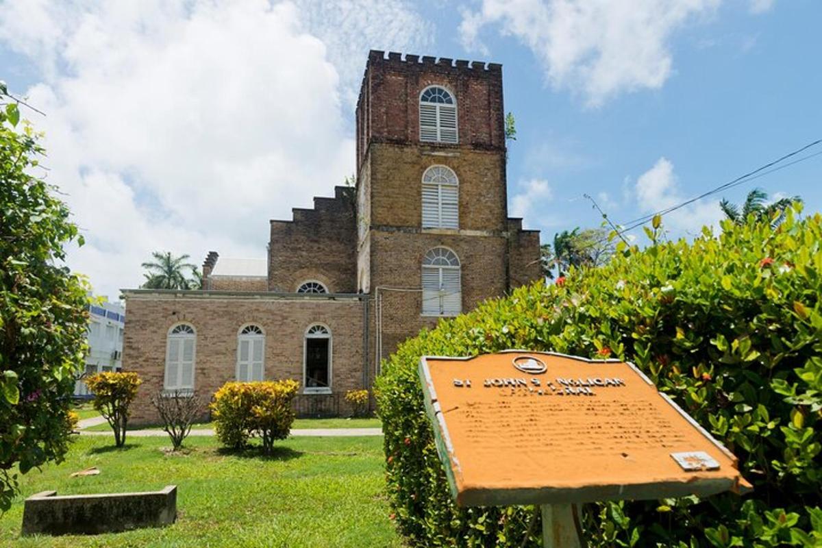 um grande edifício de tijolos com uma placa na frente
