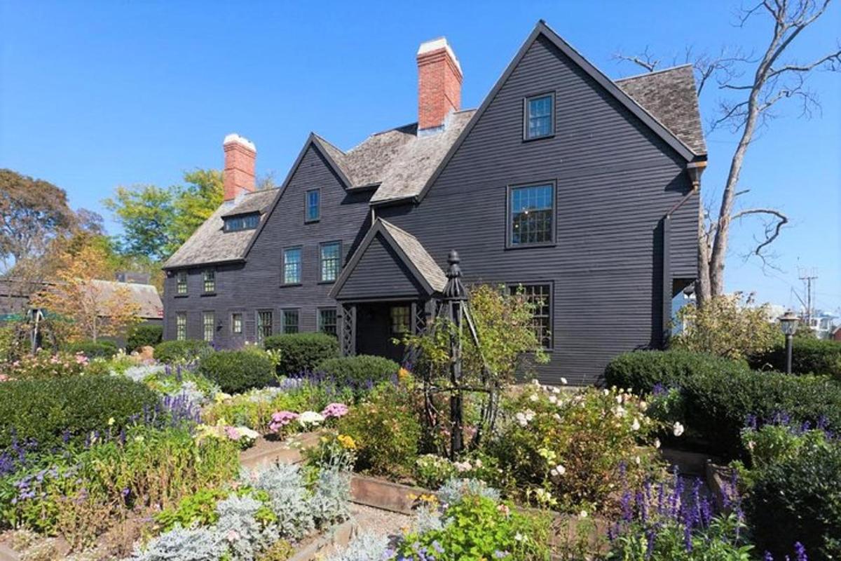 una casa negra amb un jardí al davant